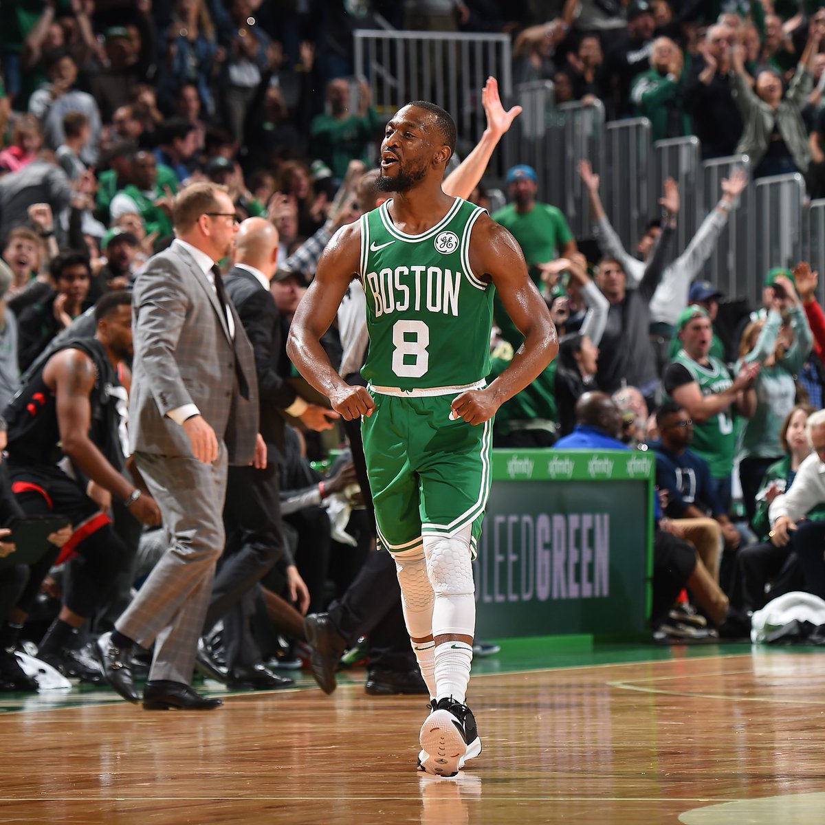 从手足无措到游刃有余，齐达内在公园学着踢毽子（齐达内公园学踢毽子：从生疏到娴熟）