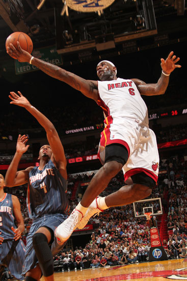 广东94-80大胜广州！球员评分：3人满分，3人良好，2人拉胯（广东94-80击败广州！球员评分：3人满分、3人发挥出色、2人表现不佳）