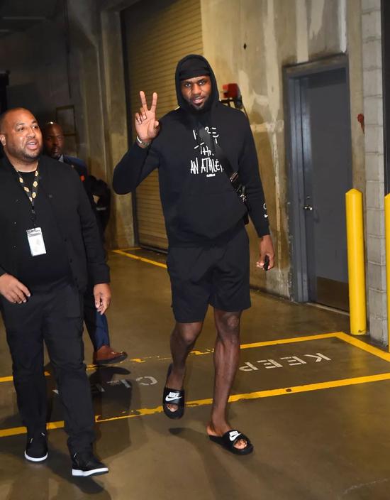 萨哈：曼联在转会市场必须谨慎，冬窗不能急于放走梅努（萨哈：曼联应谨慎操作转会，冬窗勿仓促放走梅努）