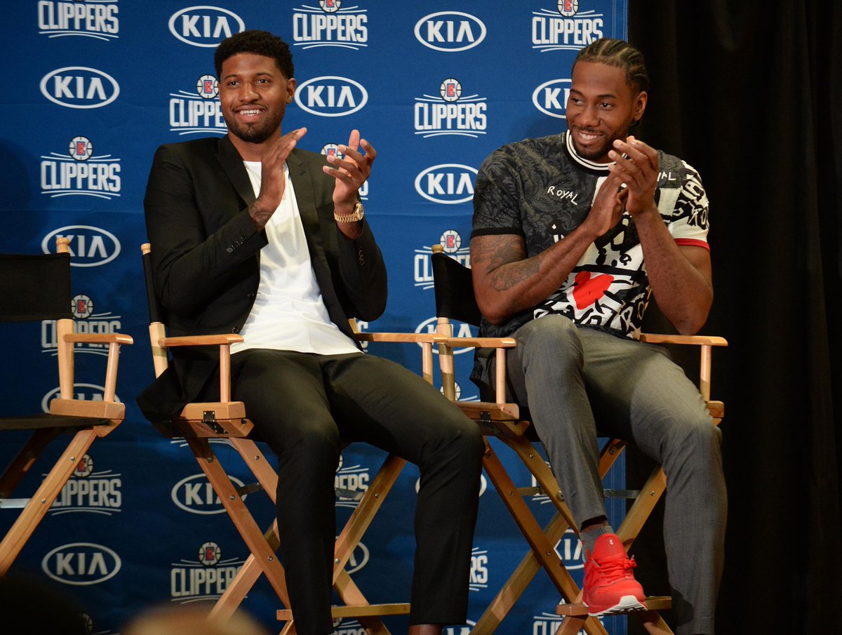 球迷怒喷后蹇韬回应：输球又怎么样？随后被韦世豪、甘超拦下（遭球迷怒斥，蹇韬回怼：输球又如何？韦世豪、甘超上前劝阻）