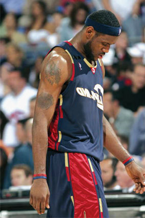 德甲战报：基尼洛斯1射1传，奥格斯堡2-0战胜勒沃库森（德甲：基尼洛斯传射建功，奥格斯堡2-0击败勒沃库森）