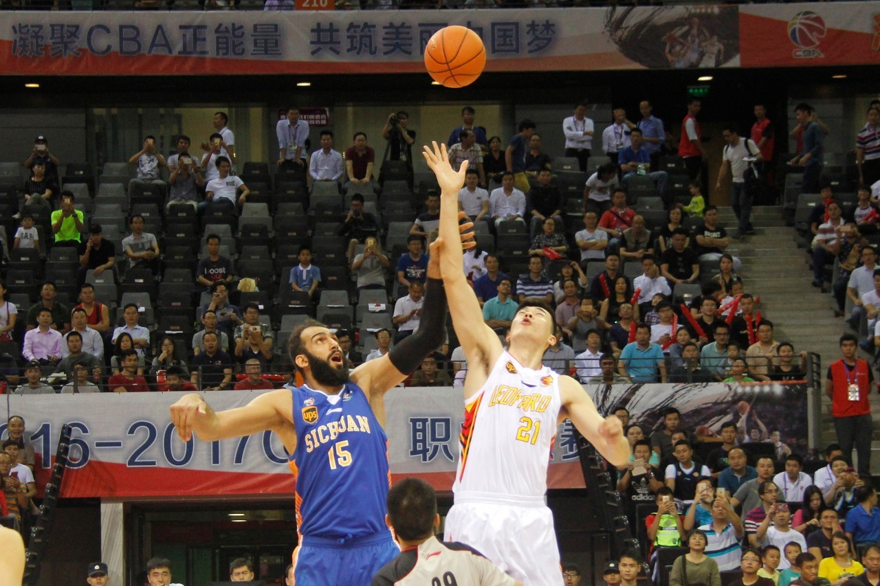 2-0，23岁荷兰新星无敌小角度挑射，54岁埃梅里率队避免欧联2连败（2-0！23岁荷兰新星小角度挑射惊艳，54岁埃梅里带队拒绝欧联两连败）