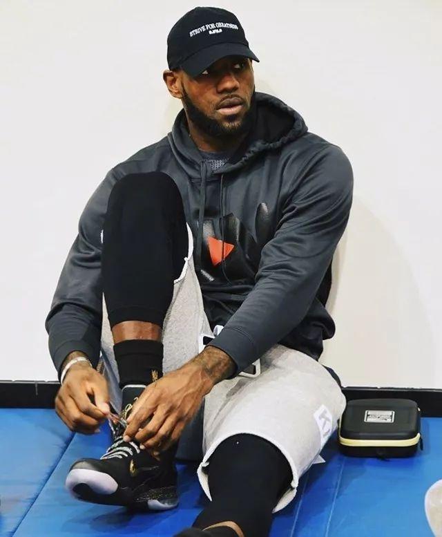 美记：太阳对交易理查德持开放态度，他能换来多个次轮签（美媒：太阳对理查德交易持开放态度，预计可换回多枚次轮签）