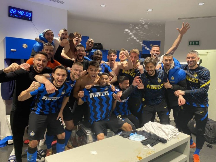 一级恶犯！迪亚巴特肘到亨特面部 调整后回到场上（肘击亨特面部！迪亚巴特被判一级恶犯，回看后重回赛场）