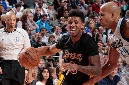 老将关键铲断救险，成全场转折点（老将神勇铲断化险，成为比赛拐点）